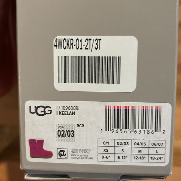 Infant Ugg boot in berry color - Picture 3 of 4